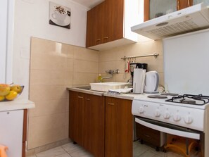 Kühlschrank, Ofen, Kochgeschirr/Geschirr/Besteck