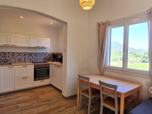 Fridge, microwave, oven, dishwasher - im Herzen der Weinberge, schattige Terrasse umgeben von Grün, Pool by Interhome (Le Pradet)
