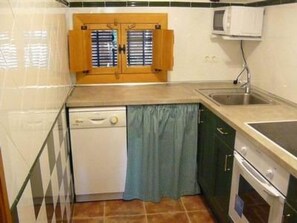 Fridge, microwave, oven, dishwasher - Landhaus Torre de Campos by Interhome (Ainzon)