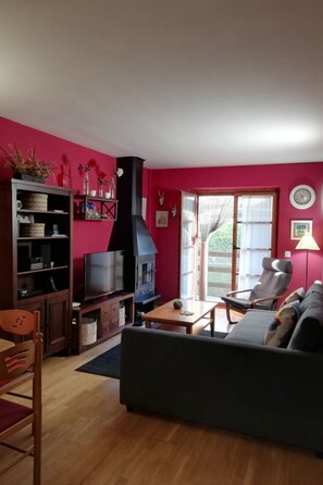 TV - Appartement mit Terrasse by Interhome (Anciles)