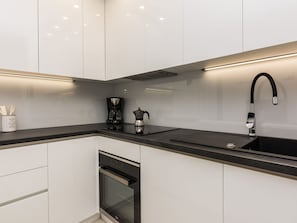Kühlschrank, Mikrowelle, Ofen, Geschirrspüler