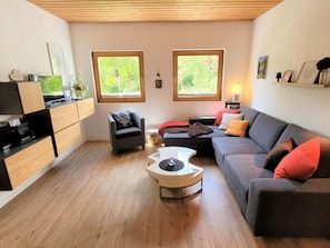 TV - Yvonne Mayer by Interhome (Scuol)