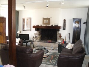 TV, fireplace - Küstennahes, bretonisches Ferienhaus mit Kamin by Interhome (Plouguerneau)
