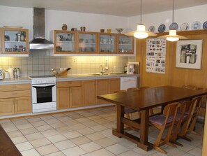Fridge, microwave, oven, dishwasher - Küstennahes, bretonisches Ferienhaus mit Kamin by Interhome (Plouguerneau)