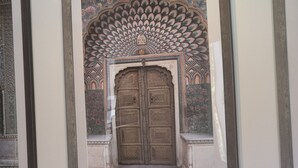 A framed artwork of a traditional door with intricate patterns and a decorative arch above it. - Mas de charme "LUMEA" with swimming pool near Gordes - Luberon (Gordes)