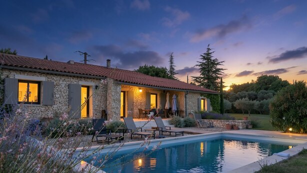 A stone house with a swimming pool, outdoor seating, and a sunset view. - Mas de charme "LUMEA" with swimming pool near Gordes - Luberon (Gordes)