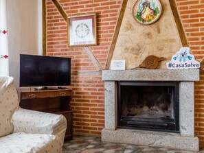 Televisión y chimenea 