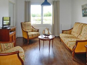 TV - Tolles Ferienhaus in Esquibien mit Großem Garten by Interhome (Esquibien)