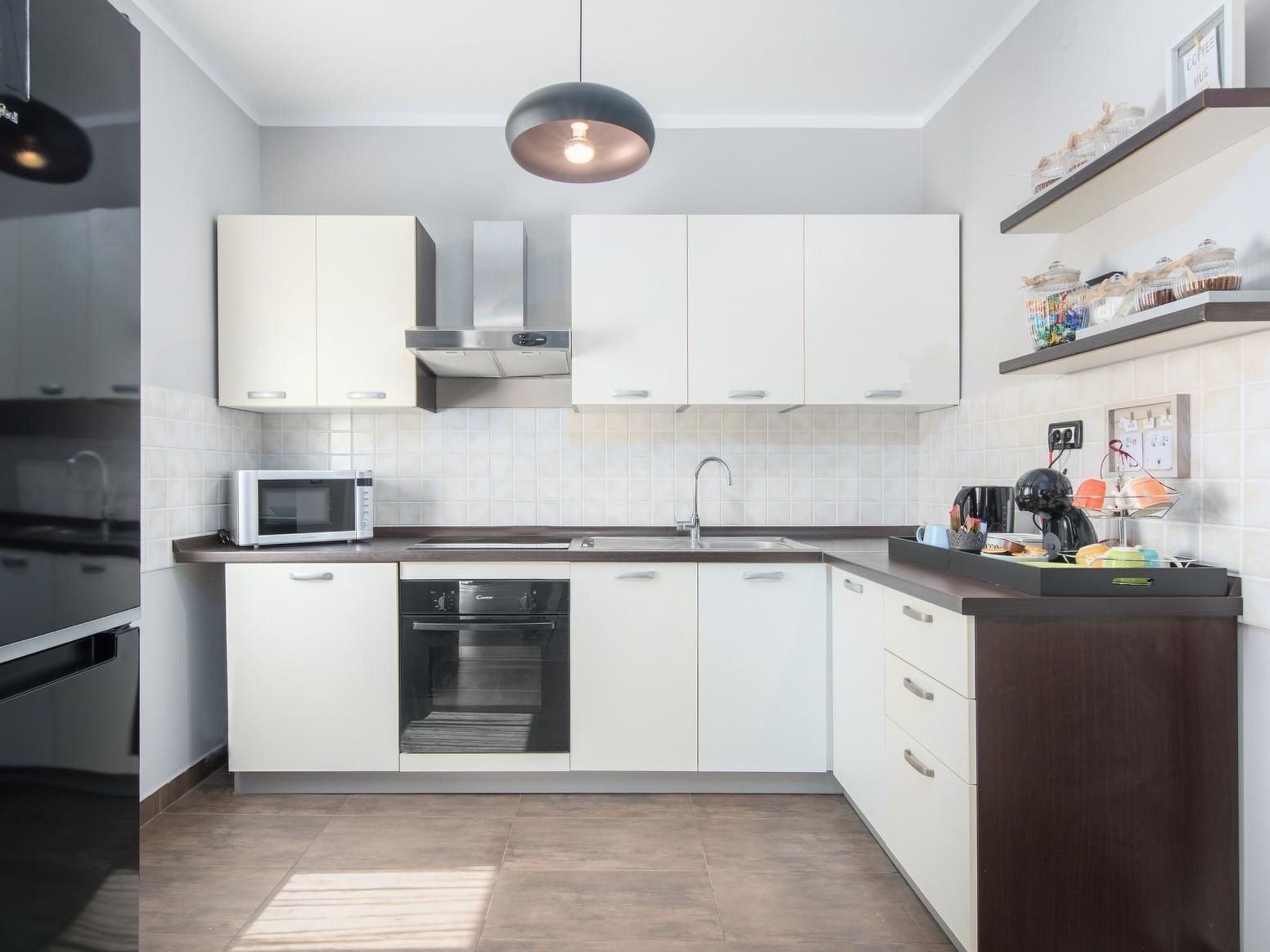 Een koelkast, een magnetron, een oven, een vaatwasser