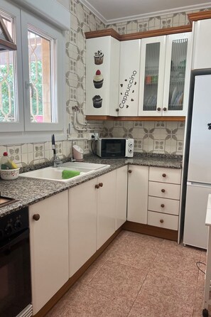 Fridge, microwave, oven, cookware/dishes/utensils - Villa Barby mit Pool für 7 Personen by Interhome (Llíria)