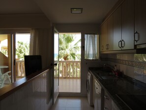 Fridge, microwave, oven, dishwasher - Wohnung Stella, 1. Reihe Meerblick und Palmen by Interhome (Piles)