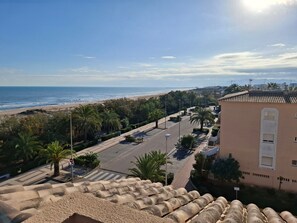Beach - Wohnung Stella, 1. Reihe Meerblick und Palmen by Interhome (Piles)