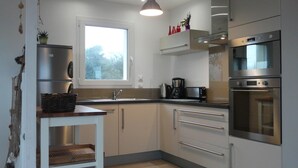 Fridge, microwave, oven, dishwasher - Maison avec vue mer by Interhome (Camaret sur Mer)