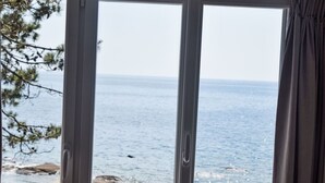 A window with a view of the sea and rocks. - Villa mit großem Grundstück direkt am Mer by Interhome (Concarneau)
