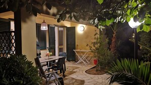Outdoor dining - Schöner Bungalow direkt am Sandstrand auf Sizilien by Interhome (Marina di Modica)