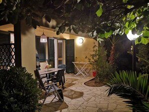 Outdoor dining - Schöner Bungalow direkt am Sandstrand auf Sizilien by Interhome (Marina di Modica)