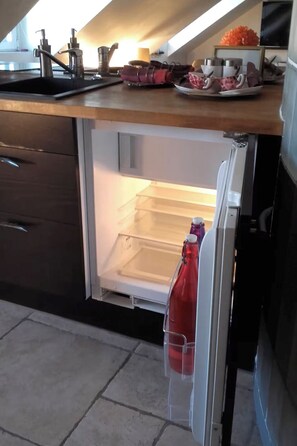 Fridge, microwave, oven, cookware/dishes/utensils - Schöner romantischer Blick auf die Seine by Interhome (Paris)