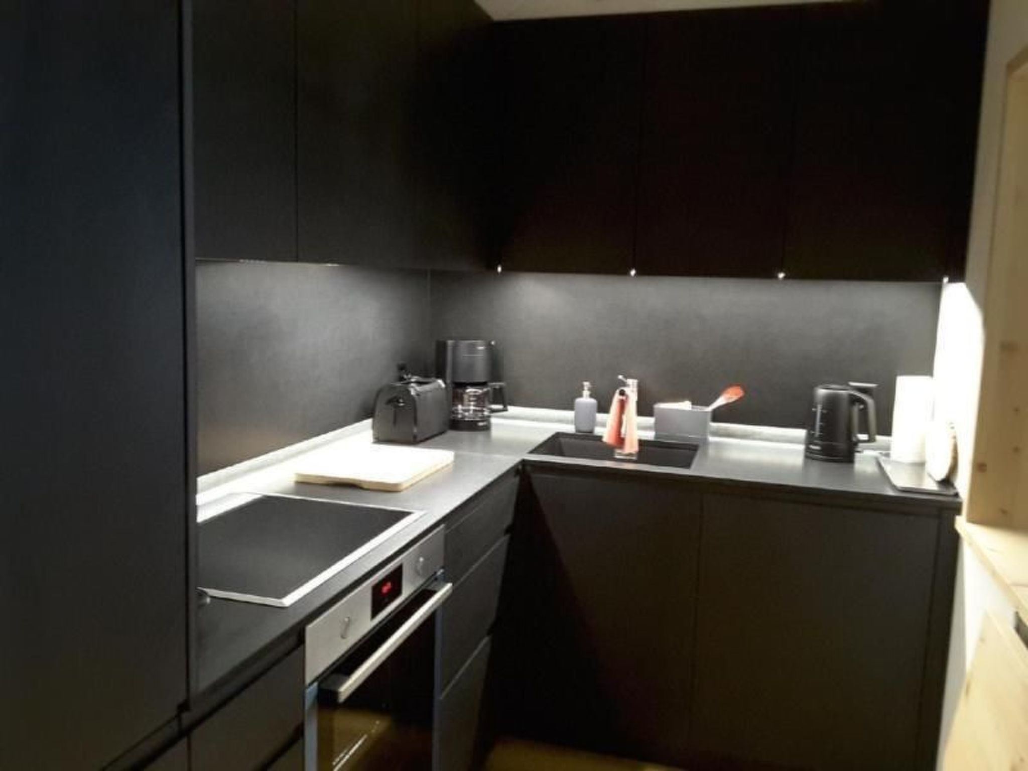 Fridge, oven, dishwasher, cookware/dishes/utensils