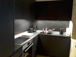 Kühlschrank, Ofen, Geschirrspüler, Kochgeschirr/Geschirr/Besteck