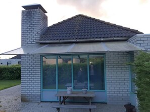 تناول الطعام بالخارج