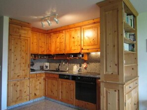 Fridge, oven, dishwasher, cookware/dishes/utensils - Chesa Polaschin C8 by Interhome (Sils Maria)