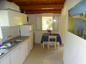 Refrigerador, horno y utensilios de cocina 