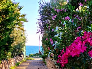 Property grounds - Kleines ruhiges Ferienhaus direkt am Meer by Interhome (Marina di Modica)