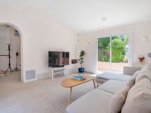TV, caminetto, lettore DVD