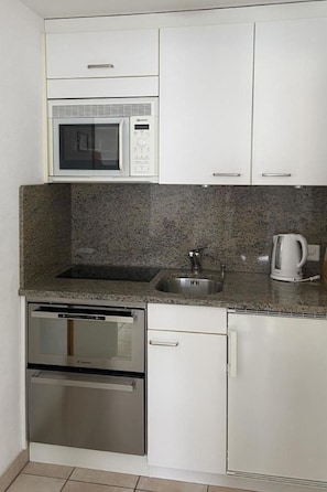 Refrigerador, microondas, horno, lavavajillas