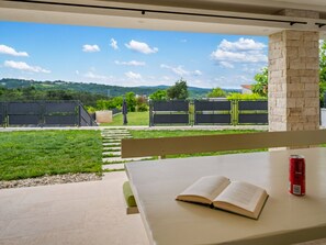 Outdoor dining - Villa Violette mit Pool nahe Stadtzentrum by Interhome (Drenje)