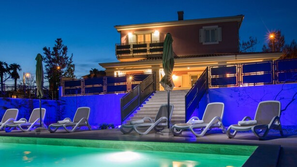 A pool area with lounge chairs and a staircase leading to a house. - Villa Violette mit Pool nahe Stadtzentrum by Interhome (Drenje)