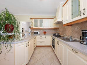 Kühlschrank, Ofen, Geschirrspüler, Kochgeschirr/Geschirr/Besteck