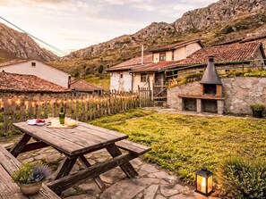 Outdoor dining - Berghütte mit Terrasse, Kamin und Jacuzzi by Interhome (San Martin de Teverga)