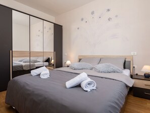 Internet - Haus Orange - Familienfreundliche Lage mit Pool by Interhome (Drenje)
