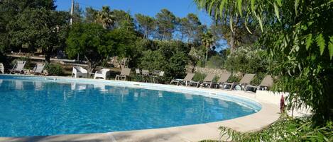 حمّام سباحة مُدفَّأ