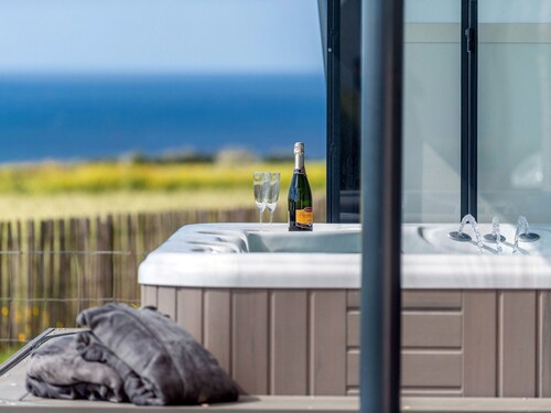 Charmantes Haus mit privatem Jacuzzi in der Bret by Interhome