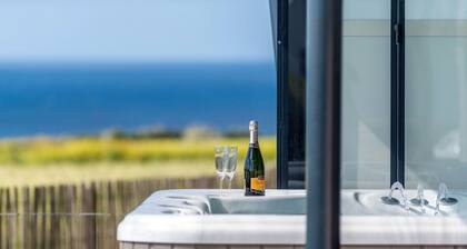 Charmantes Haus mit privatem Jacuzzi in der Bret by Interhome