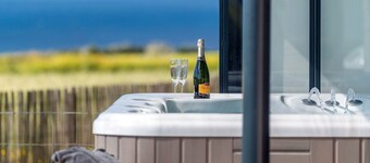 Charmantes Haus mit privatem Jacuzzi in der Bret by Interhome