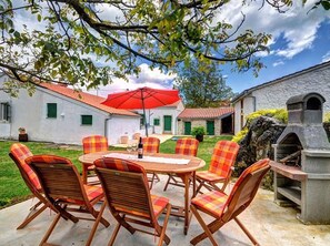 Outdoor dining - Romantische Villa mit weitläufigem Garten by Interhome (Pićan)