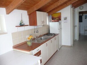 Fridge, cookware/dishes/utensils - Villa Matilde: Kleine Ferienwohnung mit Meerblick by Interhome (Marina di Modica)