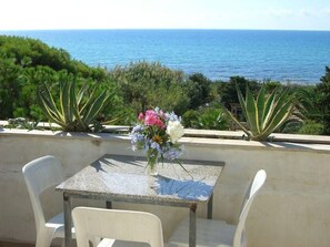Outdoor dining - Villa Matilde: Kleine Ferienwohnung mit Meerblick by Interhome (Marina di Modica)