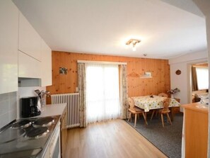 Fridge, oven, dishwasher, cookware/dishes/utensils