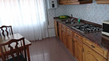 Refrigerador, microondas y utensilios de cocina