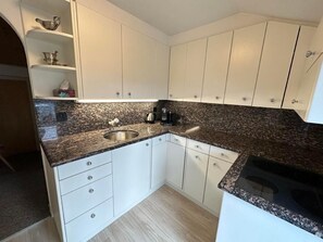 Kühlschrank, Ofen, Kochgeschirr/Geschirr/Besteck