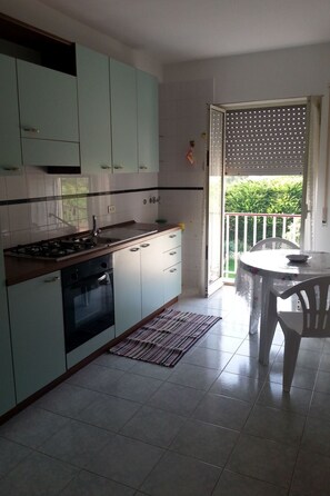 Fridge, oven, cookware/dishes/utensils - VanessaFerienhaus Erdgeschoss by Interhome (Scicli)