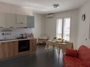 Fridge, oven, cookware/dishes/utensils - Wohnung mit Meerblick für 6 Personen by Interhome (Scicli)