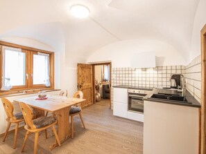 Kühlschrank, Ofen, Kochgeschirr/Geschirr/Besteck