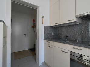 Refrigerador, horno y utensilios de cocina 