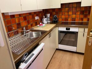 Refrigerador, horno, lavavajillas y utensilios de cocina 