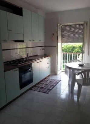 Fridge, oven, cookware/dishes/utensils - VanessaHolidayHome Erster Stock in Cava d'Aliga by Interhome (Scicli)